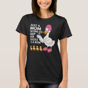 Camiseta Mamá Divertida Tratando de Mantener a Sus Patos en