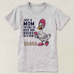 Camiseta Mamá Divertida Tratando de Mantener a Sus Patos en