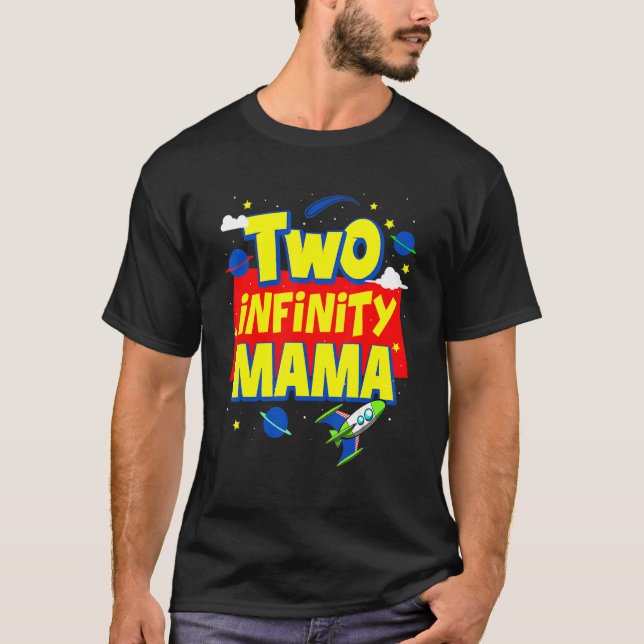 Camiseta Mamá Dos Infinitos Y Más Allá De Las Decoraciones  (Anverso)