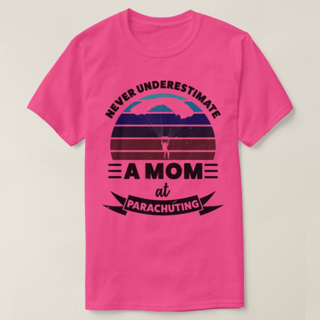 Camiseta Mamá en paracaidismo de divertida mujer con regalo (Diseño del anverso)