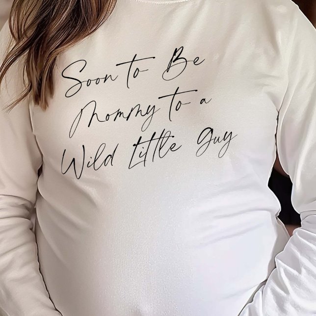 Camiseta Mamá-en-venir moderna, salvaje, con un solo tema,  (Soon to Be Mommy to a Wild Little Guy. Baby Guy Shower T-shirt.)