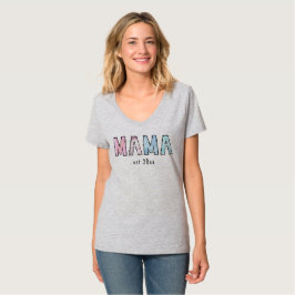 Camiseta Mama est Womens V-Neck T-Shirt