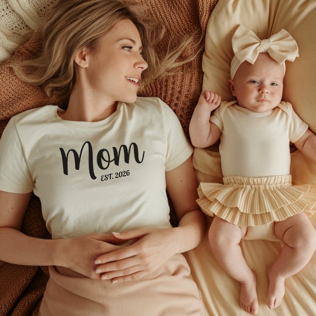 Camiseta Mamá establecida en letra negra (Mom Established Year Simple Script Mother's day T-Shirt mothers day gifts ideas new parents mommy be)