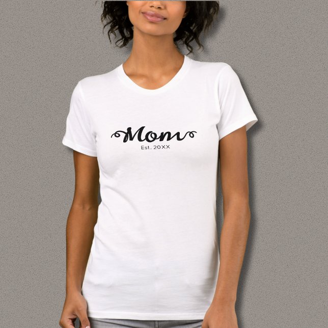 Camiseta Mamá estableció escritura negra (Mom Established Black Script T Shirt with Established Date, Script Text.)