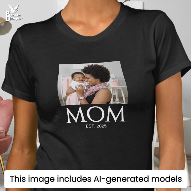 Camiseta Mamá Estableció Foto de Gorras (Stylish MOM ESTABLISHED T-shirt with custom photo and text. Ideal Mother's Day gift for new moms.)