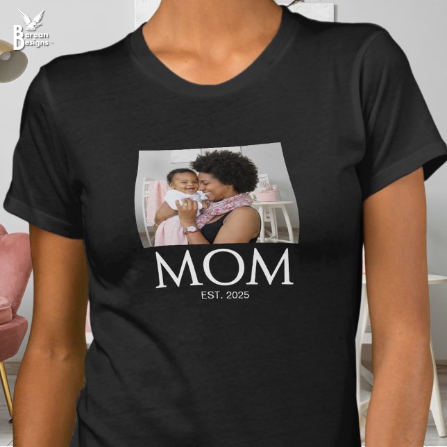 Camiseta Mamá Estableció Foto de Gorras (MOM ESTABLISHED classic caps photo T-shirt with customizable year. Ideal gift for new moms.)