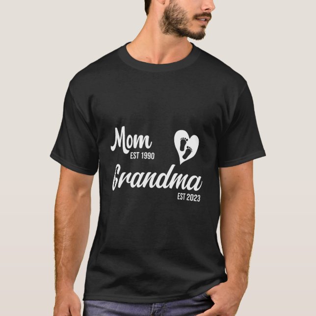 Camiseta Mamá Este 1990 Abuela Este 2023Mamá (Anverso)