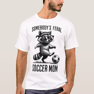 Camiseta Mamá futbolera salvaje divertido mapache jugando d