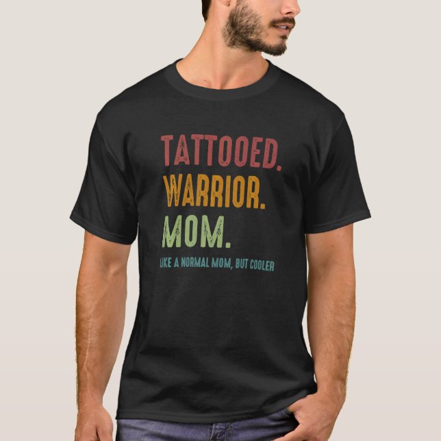 Camiseta Mamá guerrera tatuada como mamá normal pero fría (Anverso)