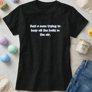 Camiseta Mamá haciendo malabarismos con pelotas en el aire 
