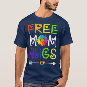 Camiseta Mamá libre abraza el corazón arcoiris del mes del