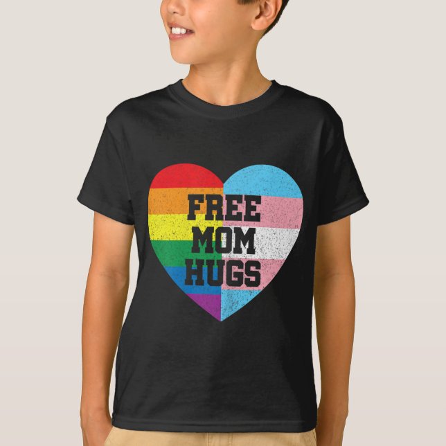 Camiseta Mamá libre abraza la bandera arco iris transgénero (Anverso)