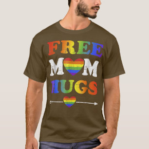 Camiseta Mamá libre se abraza con arco iris para su pareja 