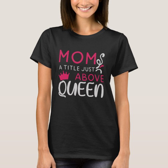 Camiseta Mamá - Mamá Un Título Justo Por Encima De La Reina (Anverso)