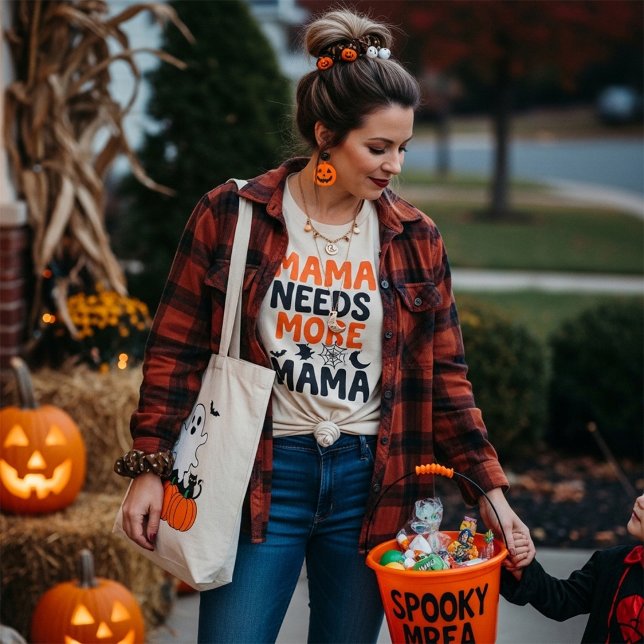 Camiseta Mamá necesita más Mama Halloween (Subido por el creador)