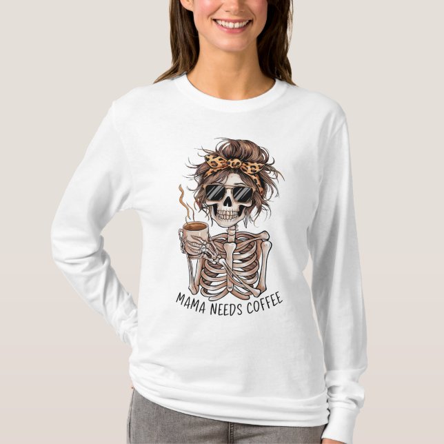 Camiseta Mama Needs Coffee Skeleton Messy Bun (Anverso)