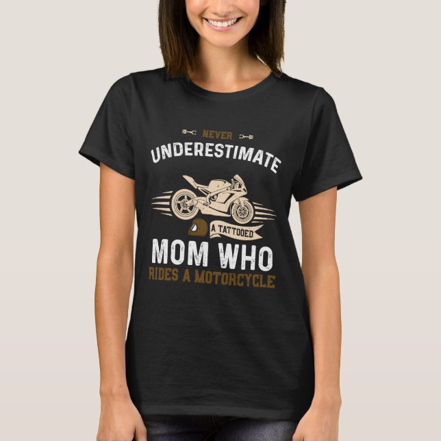 Camiseta Mamá Nunca Subestima A Una Madre Tatuada Que Ri Mo (Anverso)