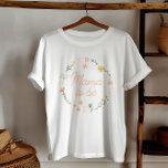 Camiseta Mamá para ser elegantes flores silvestres<br><div class="desc">Esta elegante mamá para ser camiseta tiene un hermoso ilustracion botánico de flores silvestres,  con margaritas,  girasoles y más botánicos. El diseño rosa y elegante perfecto para su ducha de bebé con flores.</div>