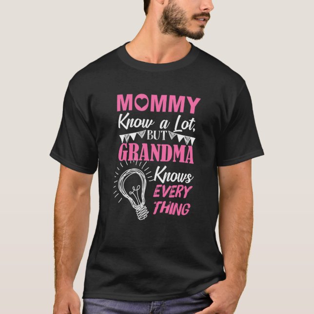 Camiseta Mamá Sabe Mucho Pero La Abuela Sabe Cada Cosa (Anverso)