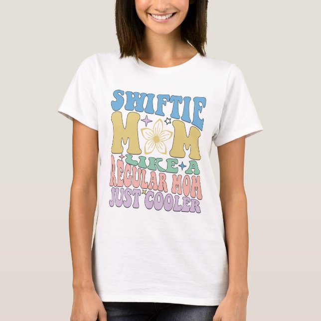 Camiseta Mamá Swiftie como una madre normal hace más frío e (Anverso)