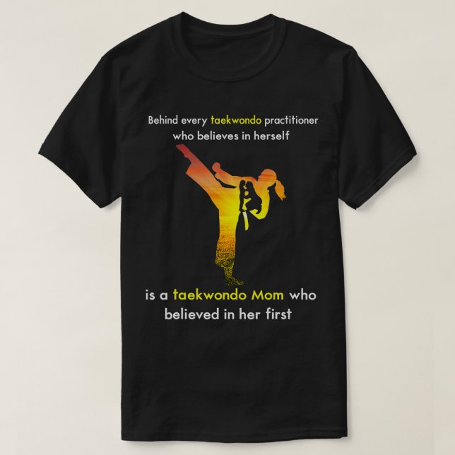 Camiseta Mamá Taekwondo Que Creyó En La Primera (Diseño del anverso)