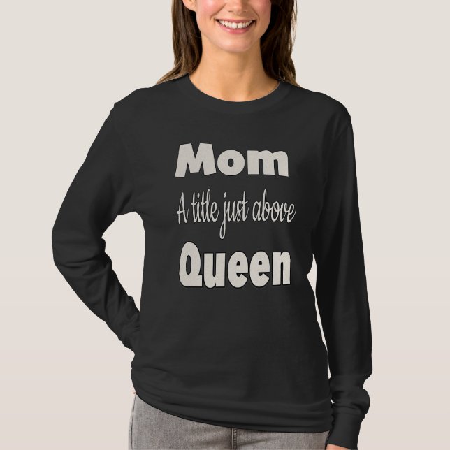 Camiseta Mamá, un título justo encima de la reina (Anverso)