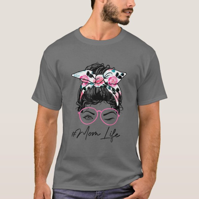 Camiseta Mamá Vida Desordenada Bun Hair Pink Floral Headban (Anverso)