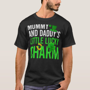 Camiseta Mamá Y Papá Son Un Pequeño Encanto Afortunado Para