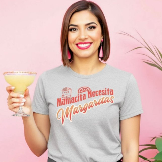 Camiseta Mamacita Necesita Margaritas Script Fun (Mamacita Necesita Margaritas Script Fun T-Shirt.)