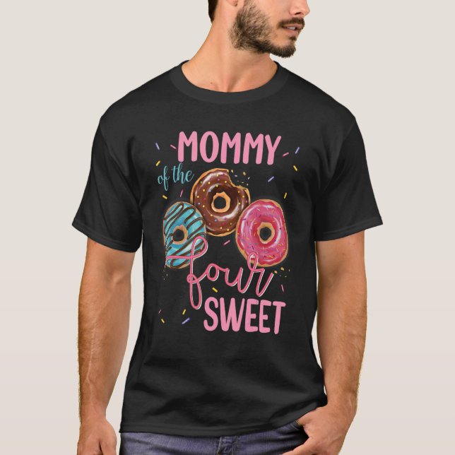 Camiseta Mami Of Sweet Four 4th Donut Birthday Party (Anverso)