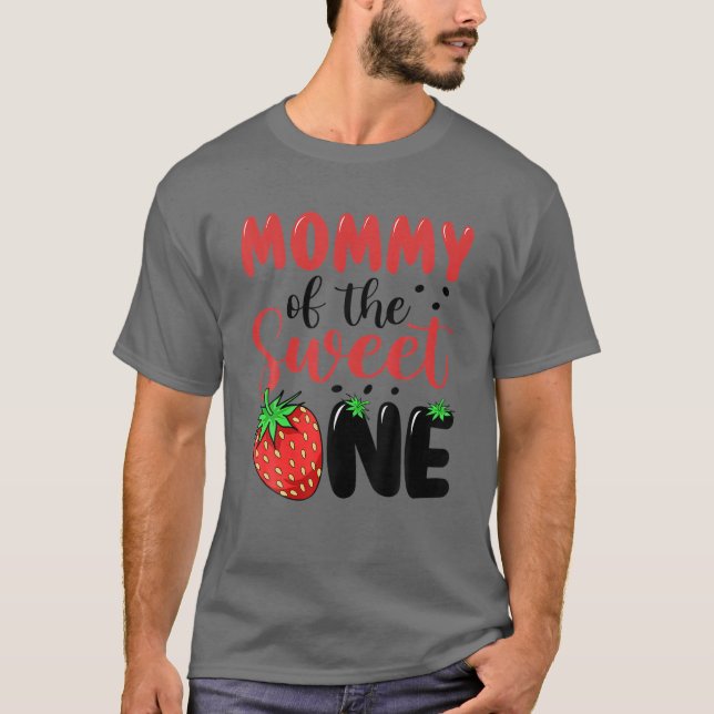 Camiseta Mami Of The Sweet One Strawberry Primer Nacimiento (Anverso)