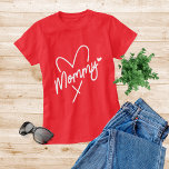 Camiseta Mami Simple y Moderna Tipografía de guión Corazón<br><div class="desc">La tipografía de escritura moderna y sencilla de Mommy Heart Women's Fashion T-Shirt Top presenta el texto "Mamá" en una divertida y moderna tipografía de escritura acentuada corazones bonitos. Perfecto como regalo para mamá por cumpleaños,  Navidades,  Día de la Madre y más. Diseñado por Evco Studio www.zazzle.com/store/evcostudio</div>