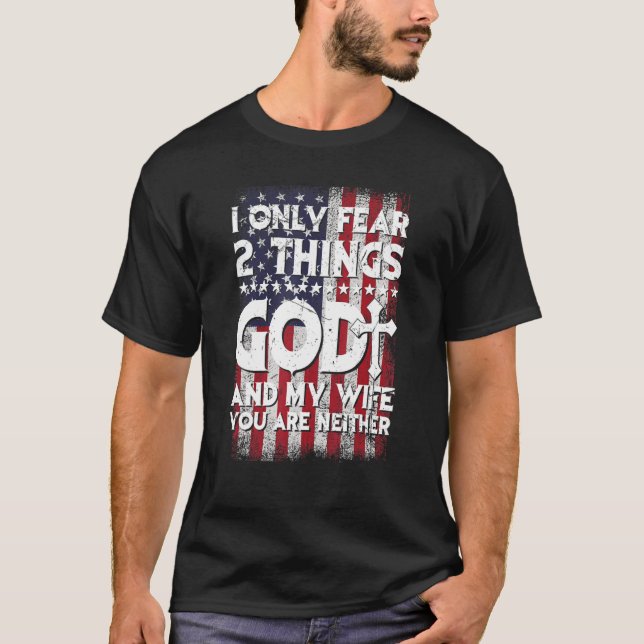 Camiseta Man I Only Fear 2 Things God And My Wife American  (Anverso)
