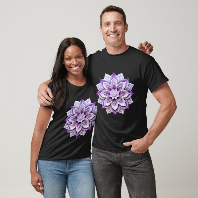 Camiseta Mandala elegante con flores moradas - Bloom intrin (Unisexo)
