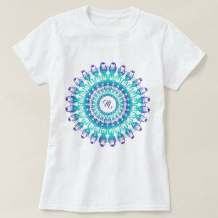 Camiseta Mandala verde azulada étnica. monograma