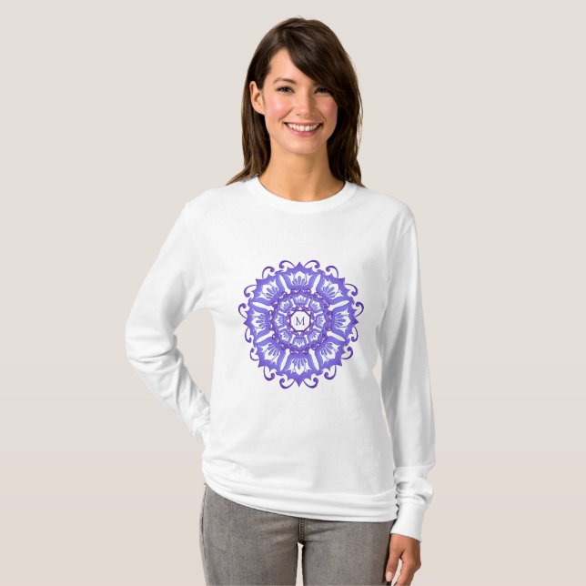 Camiseta Mandala violeta floral.Inicial. (Anverso completo)