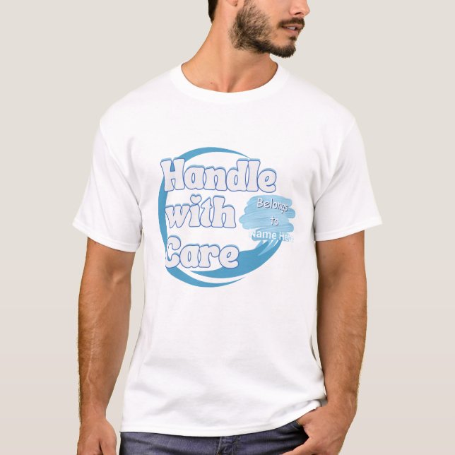 Camiseta Manejar con Cuidado – Pertenece a 'Nombre' Persona (Anverso)