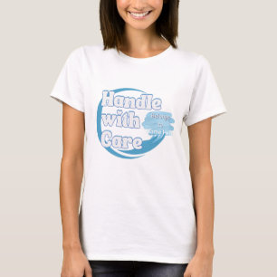 Camiseta Manejar con Cuidado – Pertenece a Nombre Personali