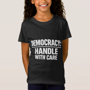 Camiseta Manejar la democracia con cuidado