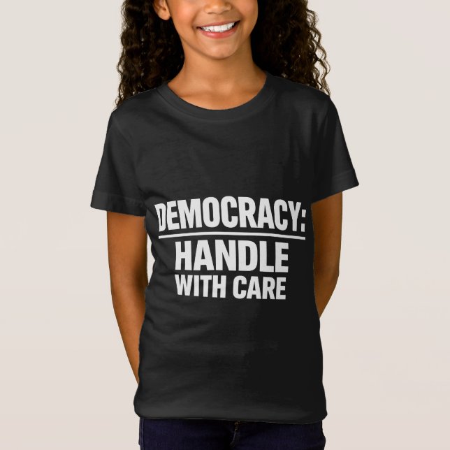Camiseta Manejar la democracia con cuidado (Anverso)