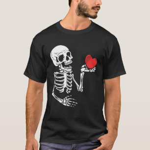 Camiseta Mano Skeleton Skeleton sosteniendo amor del corazó