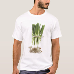 Camiseta Manojo de cebollas de la primavera en la tajadera