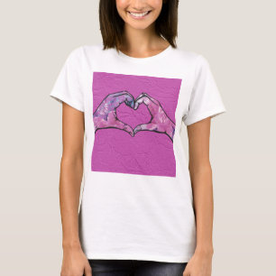 Camiseta Manos cardíacas sobre fondo encaje rosado