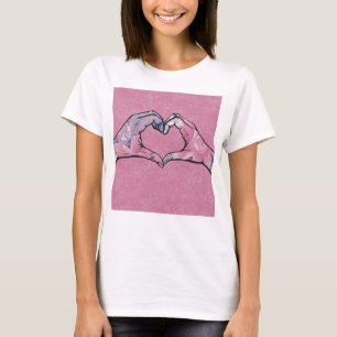 Camiseta Manos cardíacas sobre fondo rosado