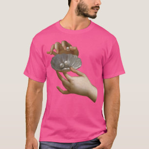 Camiseta Manos con detalles de Perlas Estética Renacentista