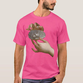 Camiseta Manos con Perlas Detalle Estética Renacentista
