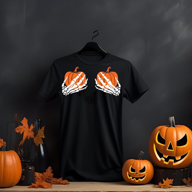 Camiseta Manos de esqueleto sosteniendo calabazas Halloween (Subido por el creador)