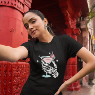 Camiseta Manos de Esqueleto Sosteniendo Cóctel de Halloween