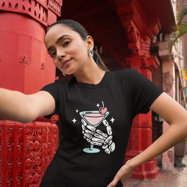 Camiseta Manos de esqueleto sosteniendo cóctel Halloween (Subido por el creador)