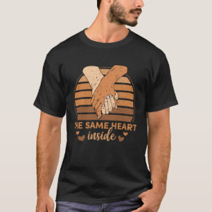 Camiseta Manos en negro Mes de la Historia El Mismo Corazón